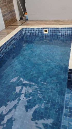 Fazemos limpeza e tratamento da água. Deixamos sua piscina cristalina 781114