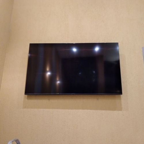 Instalador de televisão no suporte na parede ou painel contato 24 999951650   701359