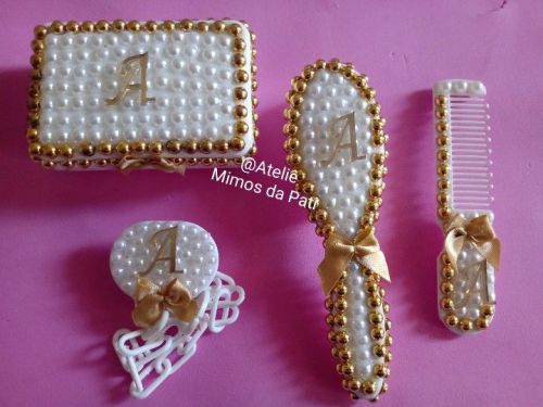 Kit acessorios personalizados para bebe pente escova saboneteira prendedor de chupeta perolas  756717