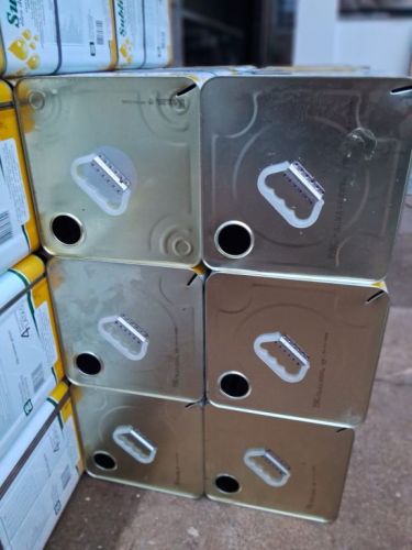 Latas de 18 litros de óleo. 762228