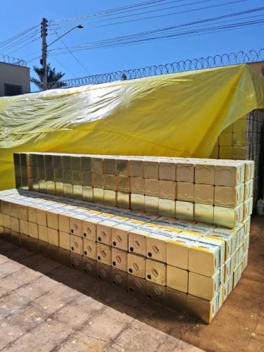 Latas de 18 litros de óleo. 762231