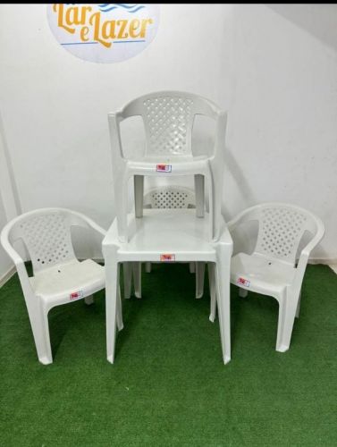 Mesa com  4 cadeiras de plástico com braço 706341