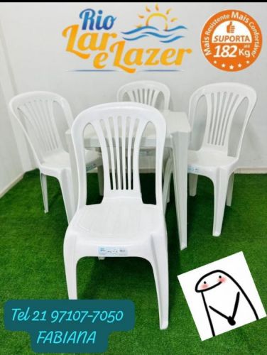 Mesa com 4 cadeiras de plástico sem braço 182 kg  704076