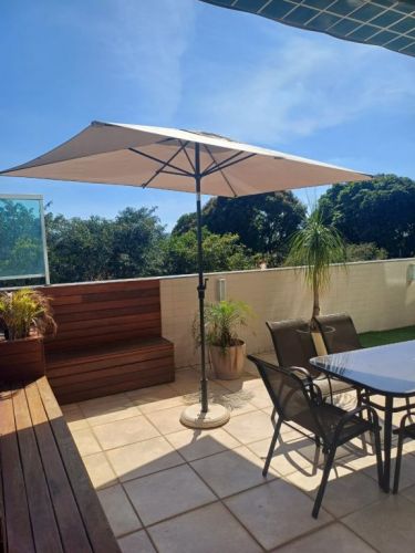 Mesa com 6 cadeiras guarda sol espreguiçadeiras e 6 cadeiras avulsas 781491
