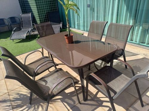 Mesa com 6 cadeiras guarda sol espreguiçadeiras e 6 cadeiras avulsas 781493