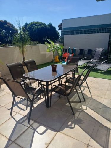 Mesa com 6 cadeiras guarda sol espreguiçadeiras e 6 cadeiras avulsas 781494