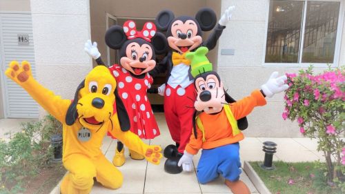 Mickey e sua Turma personagens vivos cover 673087