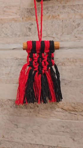 Mini painel da sorte em macramê no pau de canela 767575