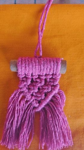 Mini painel da sorte em macramê no pau de canela 767576