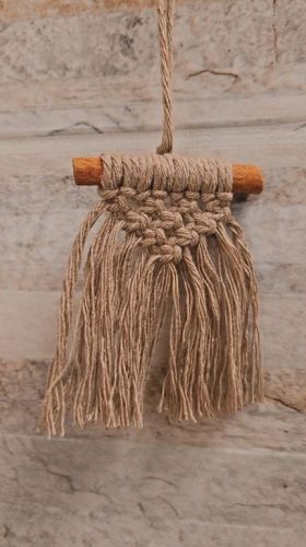 Mini painel da sorte em macramê no pau de canela 767577