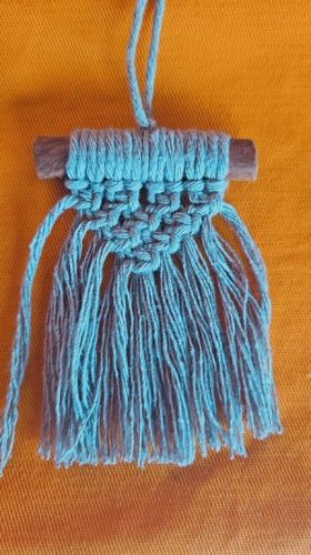 Mini painel da sorte em macramê no pau de canela 767578