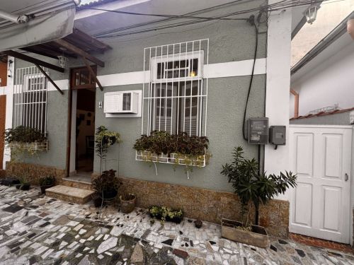 Miolo de Icaraí na Rua Álvares de Azevedo junto da Rua Tavares de Macedo casa de Vila linear apenas 6 moradores totalmente privativa silenciosa entrar e morar. 759762