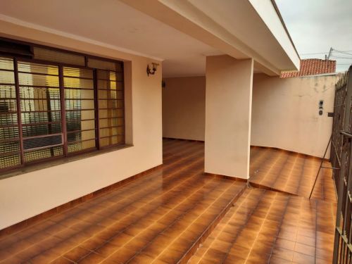Ótima casa no centro da cidade com espaço para estacionamento. 782927
