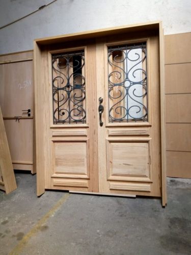 Porta de abrir dupla em madeira maciça com grade de ferro reforçada preta  705816