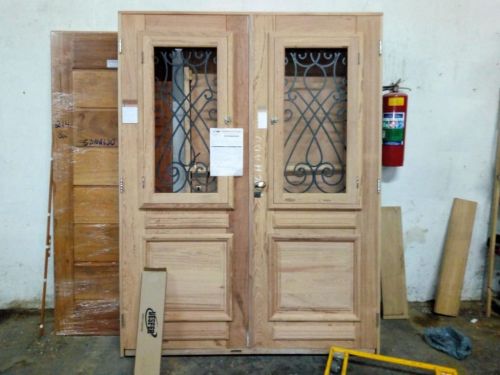 Porta de abrir dupla em madeira maciça com grade de ferro reforçada preta  705817