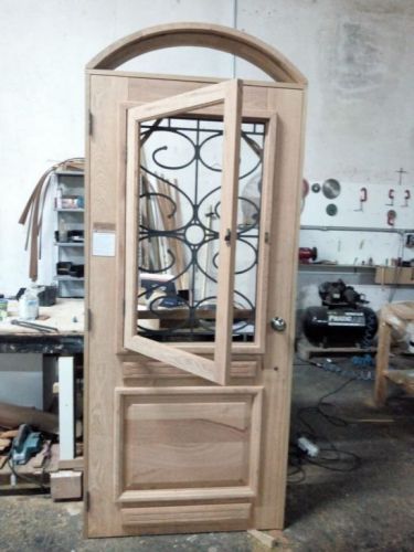 Porta de abrir dupla em madeira maciça com grade de ferro reforçada preta  705818