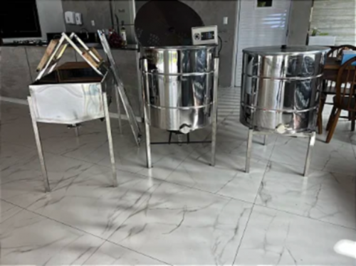 Quadros Schenk Kit Apícola Centrífuga Elétrica 32 quadros  Decantador 200kg  Mesa Desoperculadora 32 quadros 777477