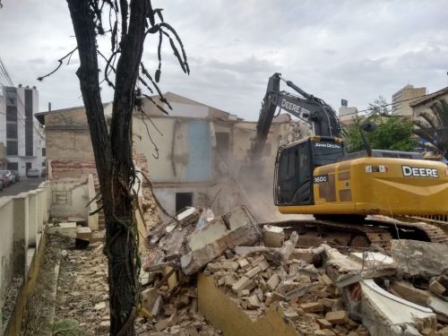   Serviços profissionais de demolição 700070