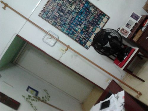 Um varão de cortina grande com 270 cm de comprimento e um par de cortinas grandes novas. 610290 Um varão de cortina grande com 270 cm de comprimento e um par de cortinas grandes novas. 610290