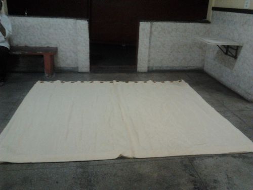 Um varão de cortina grande com 270 cm de comprimento e um par de cortinas grandes novas. 610291 Um varão de cortina grande com 270 cm de comprimento e um par de cortinas grandes novas. 610291