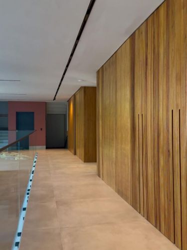 Valorizando sua obra com belos painéis de madeira Phanda 747876