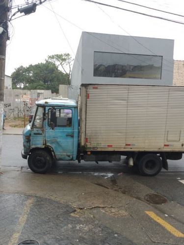 Vendo caminhao 608e. Bau  precisa de funilaria em geral cabine  762888