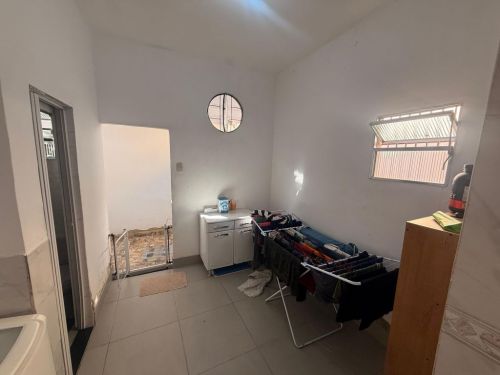 Vendo linda casa em Vaz Lobo Com Kitnet Anexa.  Apenas 265.00000 Podendo financiar  Casa com espaço para crescer 765731